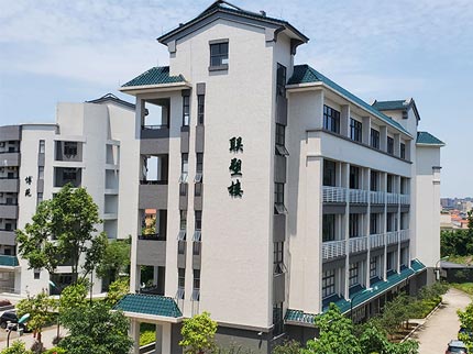 中國聯(lián)塑捐資助學,助力龍山中學煥發(fā)新輝